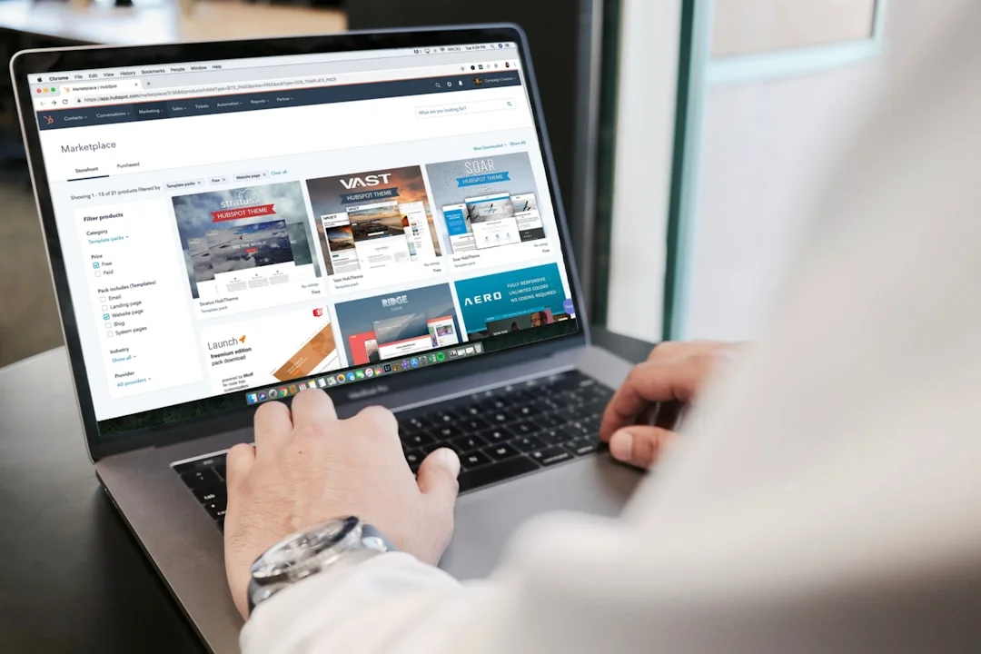 Perplexity AI search engine par laptop se research karte hue